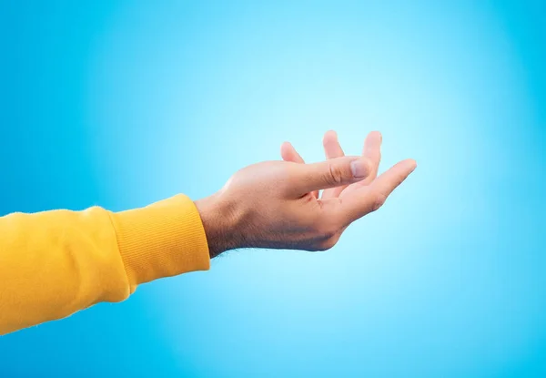 Eller Bağışta Bulunmak Yardım Etmek Için Stüdyodaki Adam Mavi Arka — Stok fotoğraf