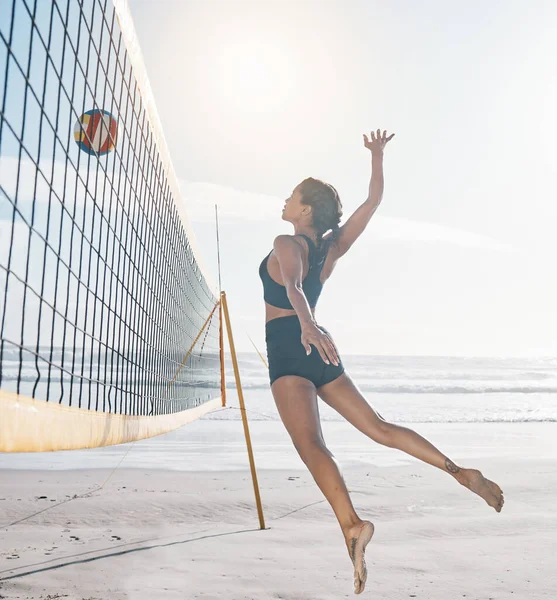Γυναίκα Άλμα Και Βόλεϊ Στην Παραλία Δίχτυ Σοβαρό Αθλητικό Αγώνα — Φωτογραφία Αρχείου