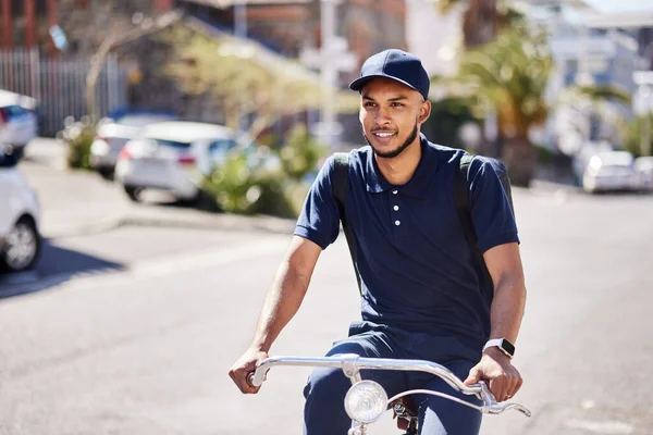 Bisiklet Teslimat Şehir Gülümsemeli Adam Sırt Çantalı Karbon Nötr Taşıma — Stok fotoğraf