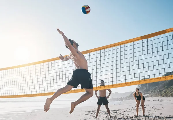 Mann Sprung Und Volleyball Der Luft Strand Durch Netz Sportmatch — Stockfoto