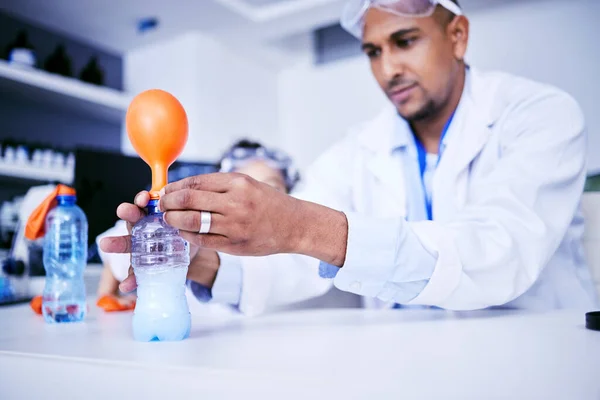 Kimya Balon Çocuğun Babası Tıbbi Araştırma Bilim Eğitim Laboratuarında Sağlık — Stok fotoğraf