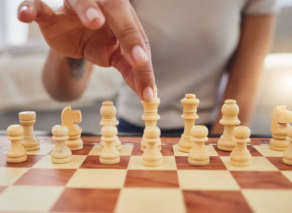 Homem de xadrez e mão com rei do jogo de tabuleiro para ganhar