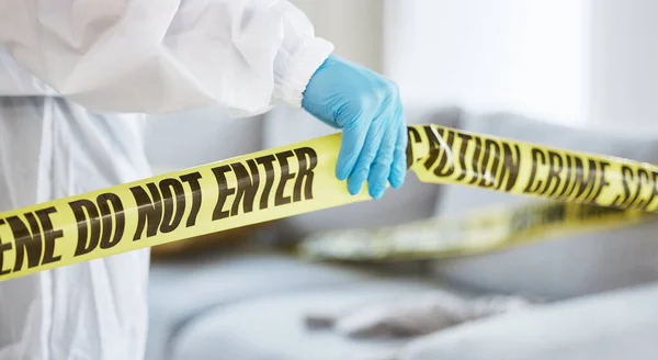 Törvényszékiek Bűnügyi Helyszín Szalag Nyomozóval Kéz Kézben Házban Nyomozás Kutatás — Stock Fotó