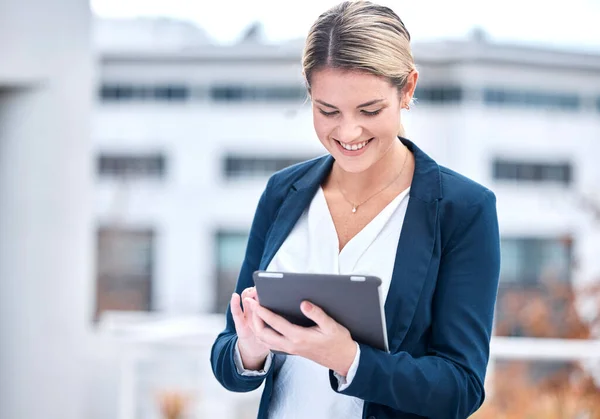Feliz Negócios Uma Mulher Com Tablet Cidade Para Comunicação Mail — Fotografia de Stock
