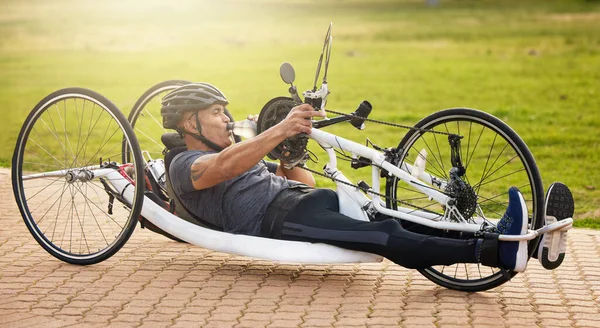 Fitness Jazda Rowerze Człowiek Niepełnosprawny Rowerze Treningu Podróży Ćwiczeń Przyrodzie — Zdjęcie stockowe