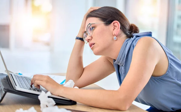 Local Trabalho Estressado Profissional Feminino Com Laptop Está Cansado Escritório — Fotografia de Stock