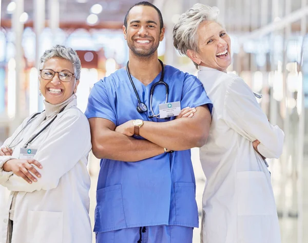 병원에서는 의료계 양팔을 교차하여 사진을 미소를 웃는다 전문가 팀워크 봉사를 — 스톡 사진