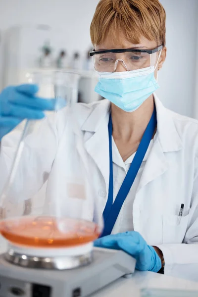 Naukowiec Laboratorium Maska Kobieta Badaniami Farmaceutycznymi Chemicznymi Dla Medycyny Wyniki — Zdjęcie stockowe