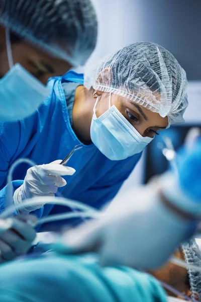 医疗工具 医生或妇女 用于医院支助 协同工作和紧急保健 手术室里的外科医生 护士和戴口罩的外科医生 病人检查和镊子的医生 — 图库照片