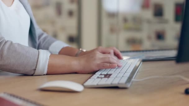 手和键盘上的打字 用于电子邮件 交流或办公室桌上的网络联系 在计算机上工作或写作的女性员工 用于在线研究 发短信或在工作场所聊天 — 图库视频影像