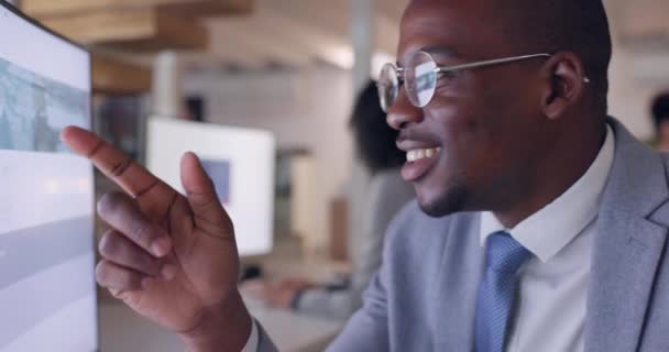 Unternehmen Computer Und Schwarze Männer Lesen Online Lächeln Und Verweisen — Stockvideo