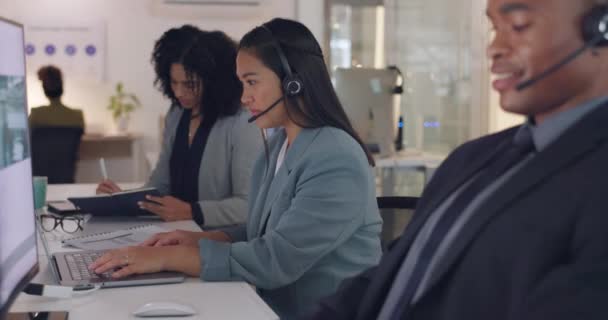 Call Center Csapat Gépelés Számítógépen Egy Headset Ügyfélszolgálat Tanácsadás Vagy — Stock videók