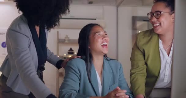 オフィスでのコンピュータ コラボレーションやビジネスの女性が話をし 笑って 遅く働いています チームワーク コーチング 多様性Pcでのアイデア トレーニングをブレーンストーミングする従業員の女性グループ — ストック動画