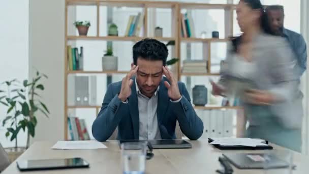 Geschäftsmann Kopfschmerzen Und Stress Depressionen Angst Und Zeitraffer Von Chaos — Stockvideo