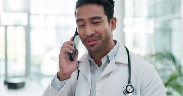 電話で話す医師とアジア人の男性は コミュニケーションと看護のために病院に呼び出します ヘルプ 手術についてのアドバイス サポート チャットのための携帯電話で話す男性外科医 — ストック動画