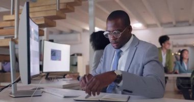 Bilgisayar, araştırma, çözüm ya da problem çözme için siyahi bir adamla iş yapmak. Veri analizi için internet üzerinden bilgi okuyan Afrikalı erkek çalışanların teknik, not defteri ve planlama.