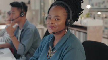 Çağrı merkezi, sanal asistan ya da telekom ya da müşteri hizmetlerinde danışmanlık yapan siyahi bir kadının yüzü. Happy, portre veya Afrikalı satış temsilcisi mikrofon kulaklığı ile Crm veya teknik destek ile gülümsüyor.