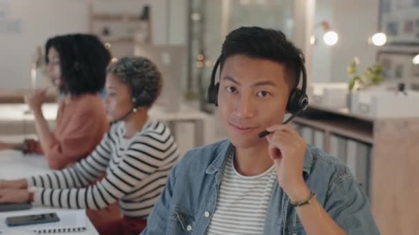 Call Centrum Virtuální Asistent Nebo Tvář Asijského Muže Poradenství Telekomunikacích — Stock video