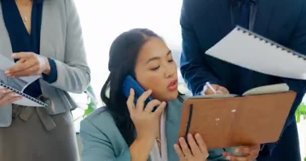 Timelapse Multitask Egy Üzleti Ázsiai Stresszes Irodában Próbál Zsonglőrködni Feladatokat — Stock videók