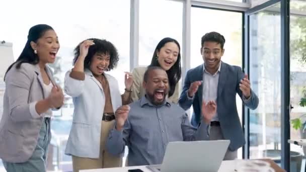 掌声或具有成功 目标或销售目标成就的快乐商人 团队鼓掌 团队支持或兴奋的同事庆祝在笔记本电脑上赢得创业协议 — 图库视频影像