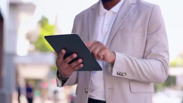 클로즈업 태블릿이 비즈니스 그리고 연결로 타이핑하는 온라인 독서와 디지털 소프트웨어 — 비디오