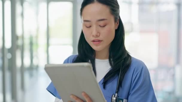 Tablet Investigar Pensar Con Una Enfermera Asiática Hospital Para Resolver — Vídeo de stock