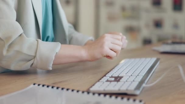 Yakın Çekim Yeri Kadın Bilek Ağrısı Klavye Aşırı Çalışma Masaj — Stok video