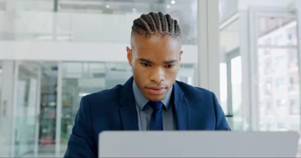 办公室的电脑 工作和商人在网上为一个公司法律项目做研究 专业和年轻的非洲男性律师计划在现代工作场所审理一宗案件 — 图库视频影像