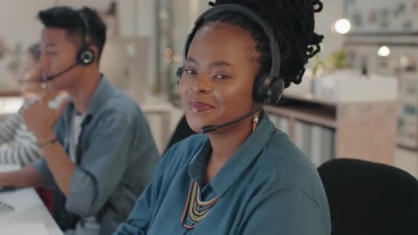 呼叫中心 虚拟助理或在办公室咨询或客户服务的黑人妇女的脸 肖像画或带着麦克风耳机或技术支持的非洲销售代理微笑着 — 图库视频影像