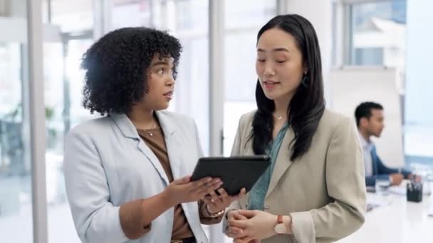 Zakelijke Vrouwen Tablet Management Discussie Het Kantoor Met Corporate Rapport — Stockvideo