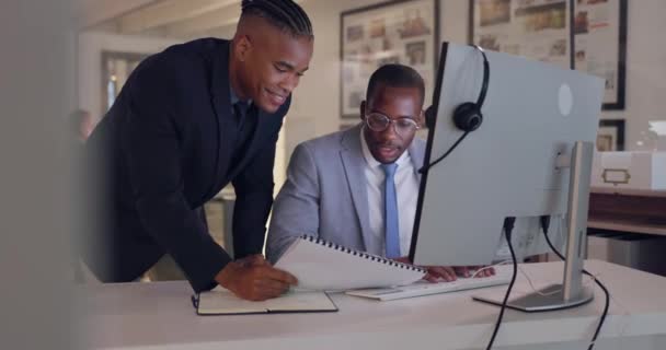 在办公室里 为客户服务 支持或销售呼叫中心的计算机 导师和业务人员提供指导 培训或快乐的黑人男子帮助通过电话向实习生推销证件 — 图库视频影像