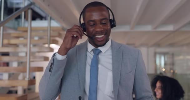 呼叫中心 客户服务和黑人在办公室谈论电信支持 客户关系管理联系人或工作到很晚 在沟通 提问或建议方面快乐的推销员 电话营销代理人或顾问 — 图库视频影像
