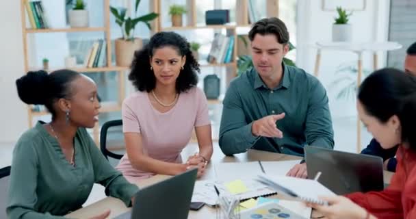 Creatieve Mensen Ontmoeting Planning Met Documenten Teamstrategie Discussie Ideeën Kantoor — Stockvideo