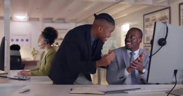 電話センター 握手と夜にオフィスでコンピュータ上のビジネスの人々の拍手 目標や契約の成功のためのチームワークのために握手を拍手 お祝いと幸せな黒人男性 — ストック動画