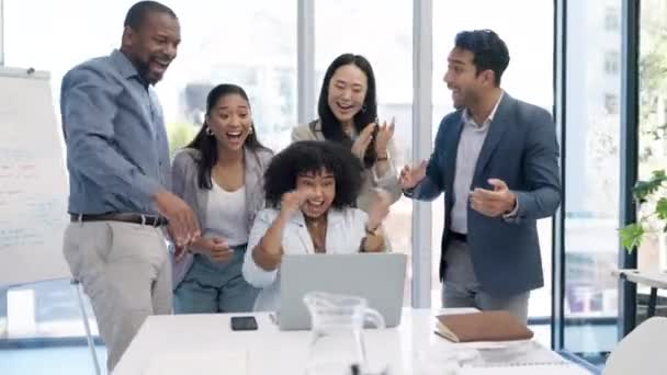Tapsoló Vagy Izgatott Üzletemberek Sikerrel Célokat Vagy Eladási Cél Elérése — Stock videók