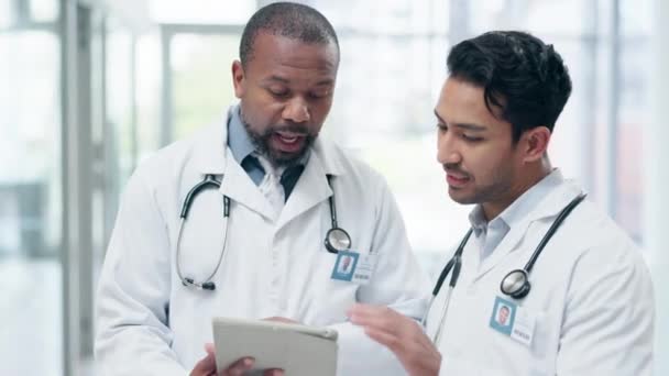 Νοσοκομείο Γιατροί Και Άνδρες Tablet Συζήτηση Για Διάγνωση Ιατρικά Αποτελέσματα — Αρχείο Βίντεο