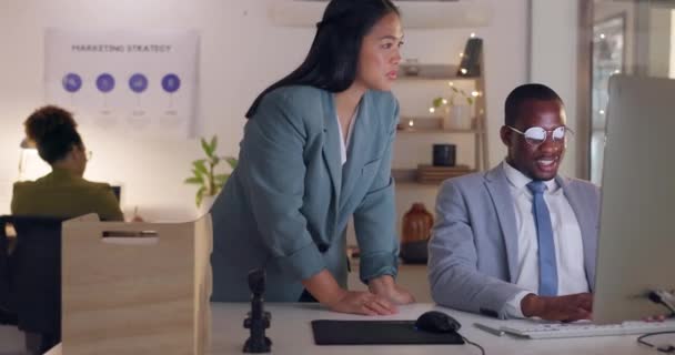 Ordenador Capacitación Mentor Ayudando Hombre Negro Nuevo Trabajador Pasante Con — Vídeos de Stock