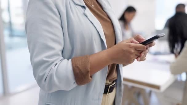 Perempuan Bisnis Tangan Atau Pengetikan Pada Ponsel Untuk Kontak Aplikasi — Stok Video
