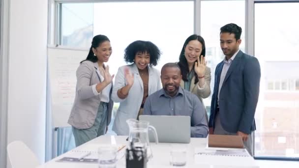 Video Görüşmesi Grup Toplantısı Adamlarıyla Farklı Bir Ofiste Selamlaşma Hoş — Stok video