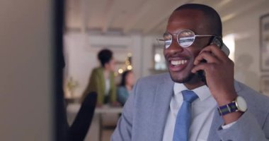 Yüz, telefon görüşmesi ve ofiste iletişim ya da sohbet için konuşan siyahi bir adamla iş görüşmesi. Teknoloji, iletişim ve gözlüklü ve akıllı telefonlu Afrikalı erkek çalışanlar ağ kurarken veya pazarlarken gülüyorlar.