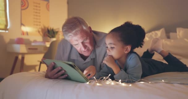 平板电脑和祖父与孩子在卧室里流连忘返 晚上和游戏 与家中的老人和小男孩一起学习 社交媒体和技术 用于网络 互联网和网站建设 — 图库视频影像