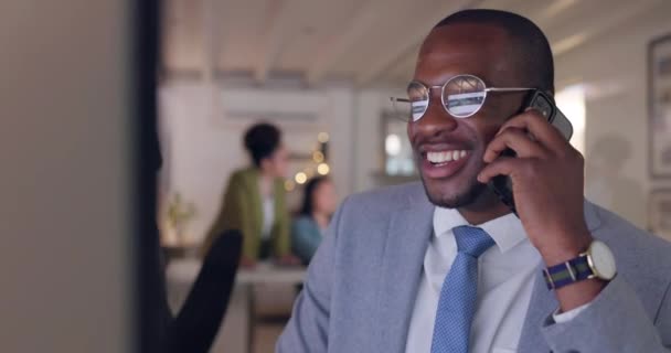电话和业务与一个黑人在办公室谈话交流或聊天 戴眼镜和智能手机的技术 联系人和非洲男性员工在社交或营销时大笑 — 图库视频影像
