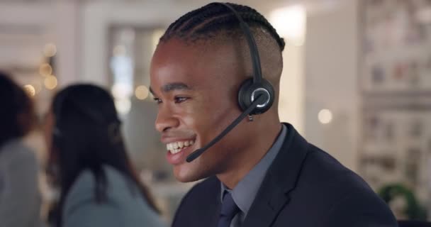 顧客サービス 販売またはアドバイスのためのコールセンターのヘッドセットを持つ男と話す ヘルプデスクでのテレマーケティング またはCrmと技術サポートのための幸せなアフリカの男性コンサルタントプロフィール — ストック動画