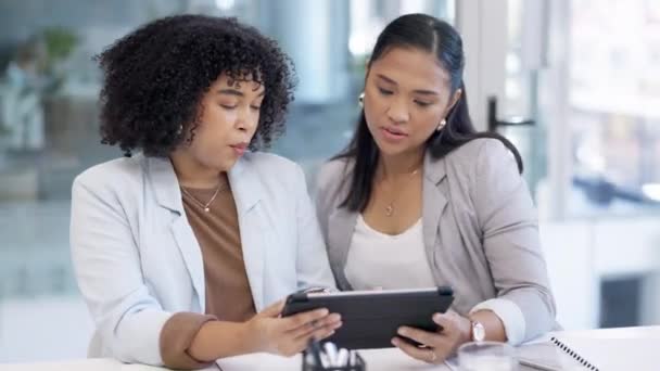 Mulheres Negócios Tablet Discussão Planejamento Escritório Com Relatório Corporativo Estratégia — Vídeo de Stock