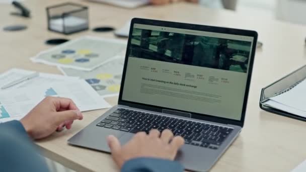 Zakenman Handen Laptop Beurswebsite Voor Financiële Groei Onderzoek Marketing Kantoor — Stockvideo