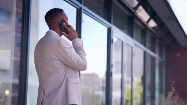 Vuelta Hablando Hombre Negro Una Llamada Telefónica Ciudad Para Comunicación — Vídeos de Stock