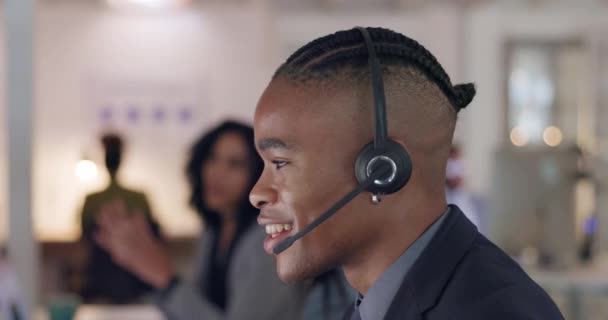 コールセンター 顧客サービスやアドバイスのためのヘッドセットを持つ男の話や顔 ヘルプデスクでのテレマーケティング テレコム またはCrmと技術サポートのために話す幸せなアフリカの男性コンサルタント — ストック動画