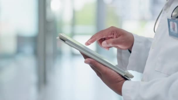 Tableta Manos Médico Escribiendo Prescripción Digital Correo Electrónico Línea Internet — Vídeo de stock