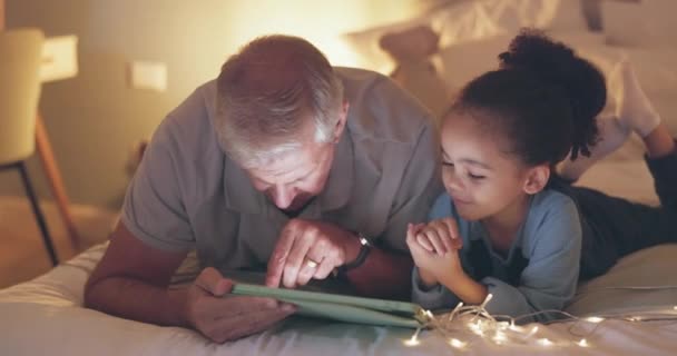 Nuit Tablette Grand Père Avec Enfant Dans Chambre Coucher Pour — Video