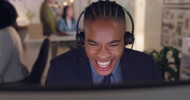 呼叫中心 笑着和男人在计算机与耳机电话营销 客户服务或Crm 在服务台面对一位快乐的非洲男性顾问 寻求技术支持 销售或建议 — 图库视频影像